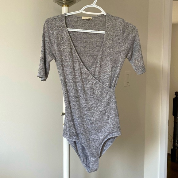 Wilfred Free grey&white short sleeves Bellucci Crossover VNeck bodysuit size s - Picture 3 of 6